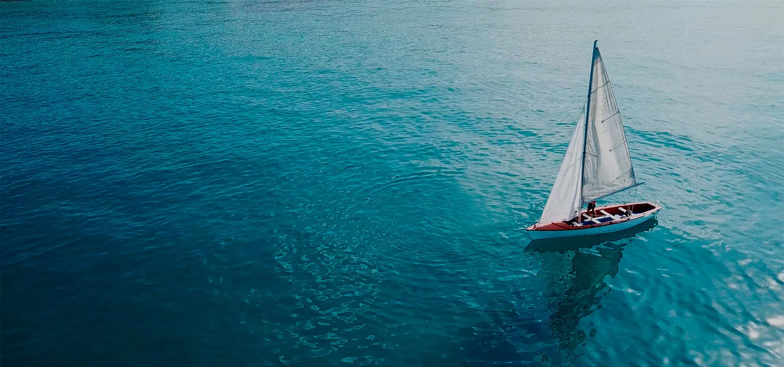Velero navegando en mar abierto